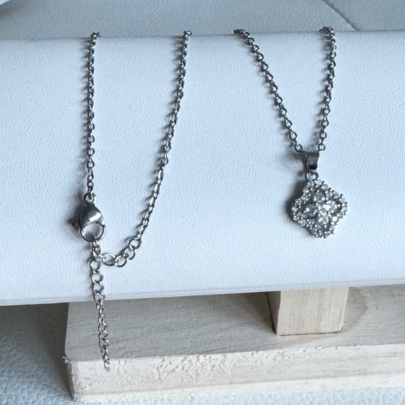 Silver Clover Sweet Alhambra pendant necklace NWT - Picture 6 of 7